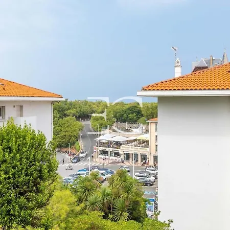 Easy Cles- By The Sea In Biarritz